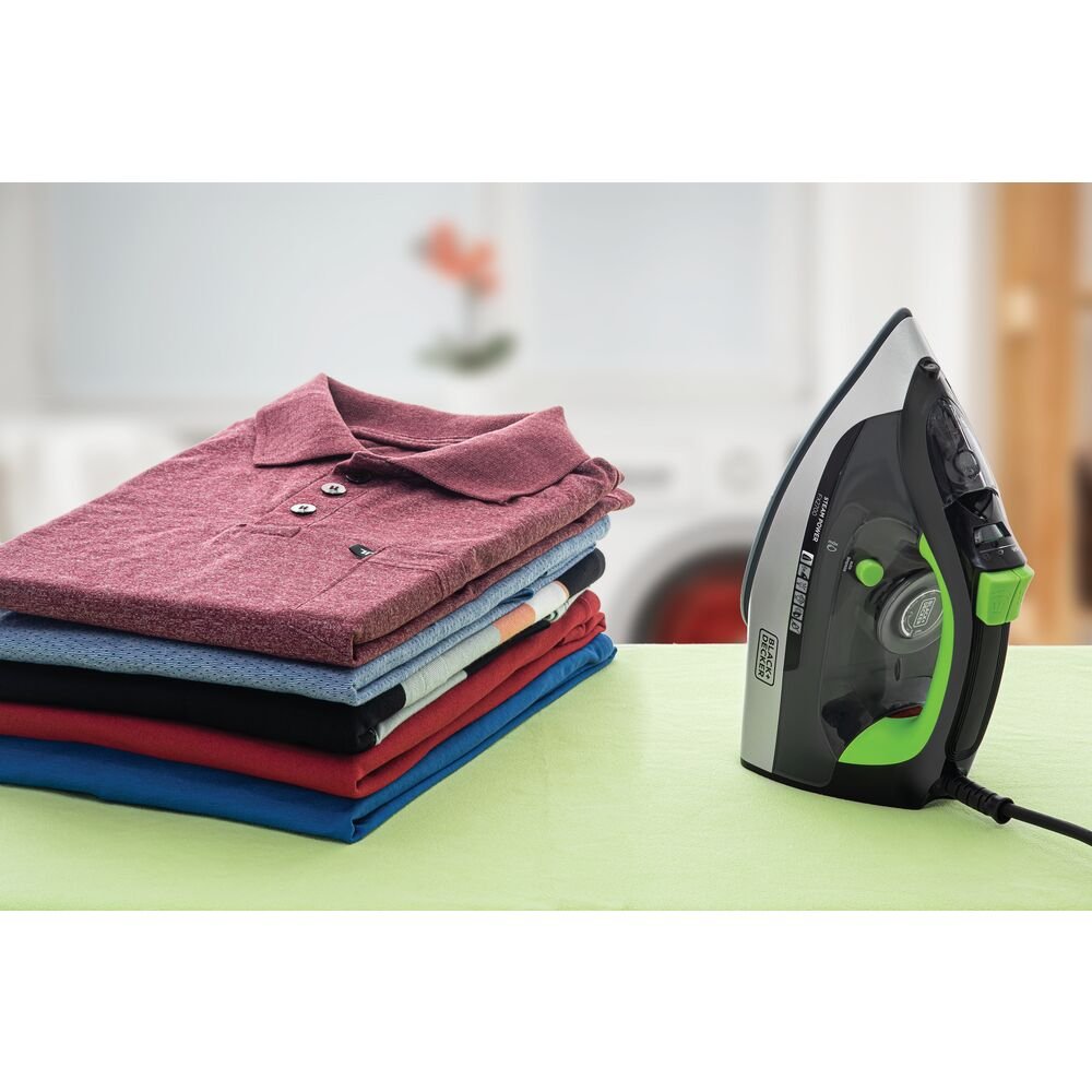 Ferro De Passar Roupa A Vapor Black + Decker Antigotejamento 220V 1200W Preto/Verde - Fx2700-B2