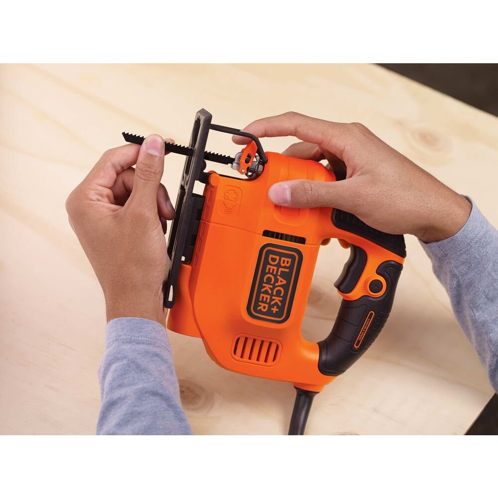 Serra Tico-Tico 550W Com Ação Pendular e Maleta Black+Decker 220V