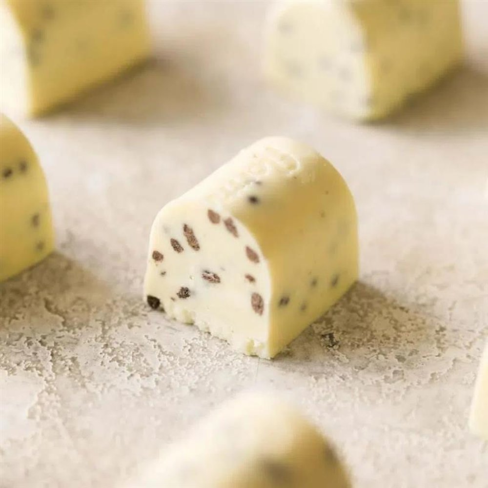Bombom de Chocolate Branco, Recheado com Gotas Cookie de Chocolate Flormel, Zero Açúcar - Caixa com 18 Unidades de 15g cada