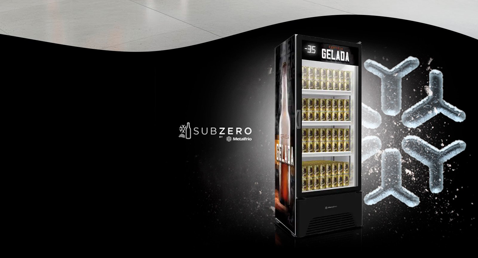 Imagem em close-up de um painel de controle digital em fundo preto. O display principal em destaque mostra a temperatura -6.0 com um ícone ECO. Abaixo, há indicadores luminosos de temperatura pré-ajustadas, que variam de 2° até -6°. O logo 'Metalfrio BEER MAXX' aparece no canto superior direito. A imagem detalha as funcionalidades de controle de temperatura do produto.