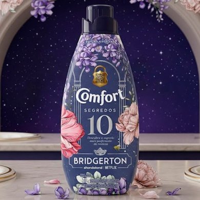 Amaciante Comfort Segredos 10 Bridgerton em cenário elegante com flores e fundo estrelado