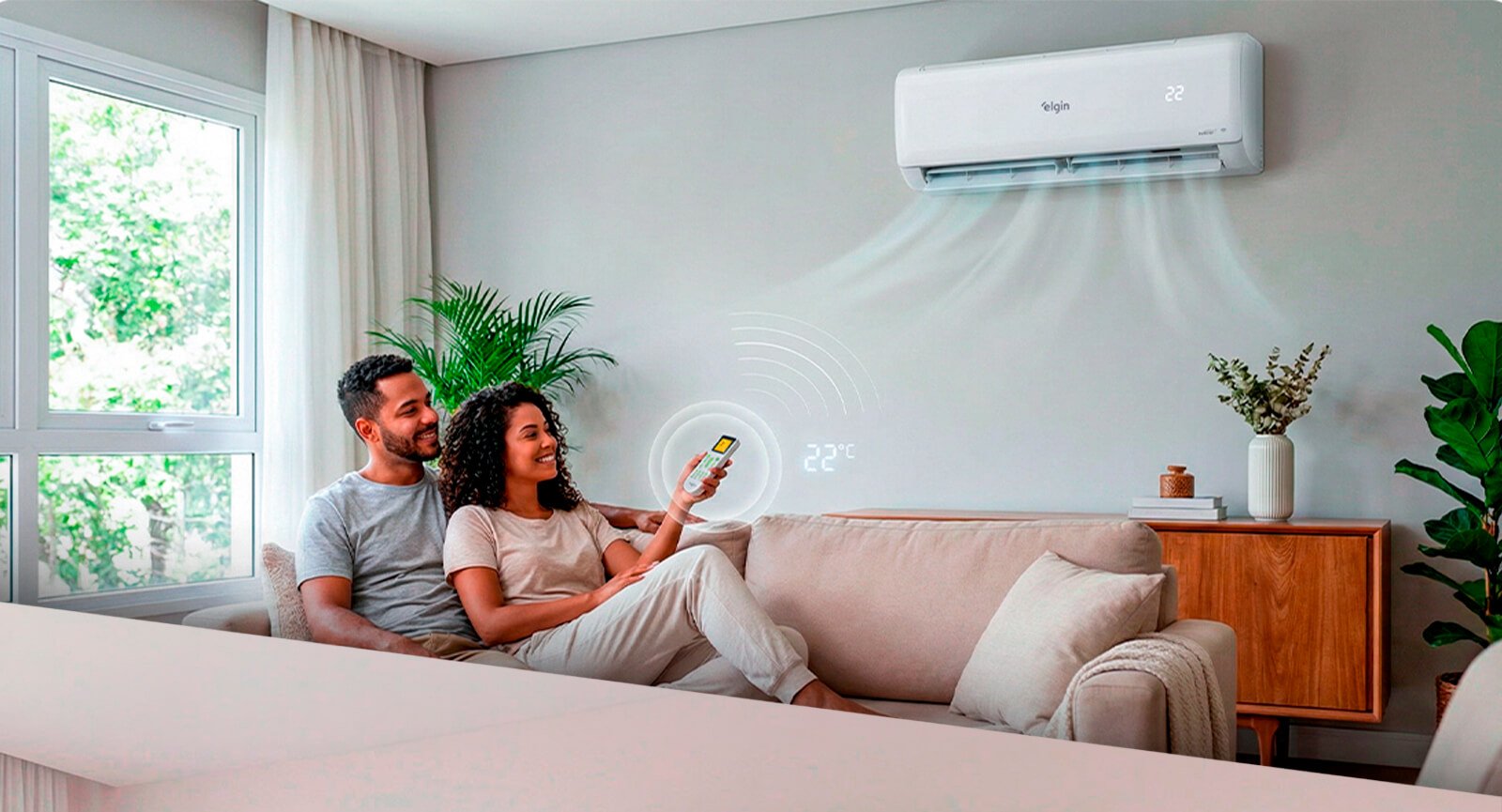 Casal na sala ligando ar-condicionado Elgin Eco Inverter III branco  com controle remoto.