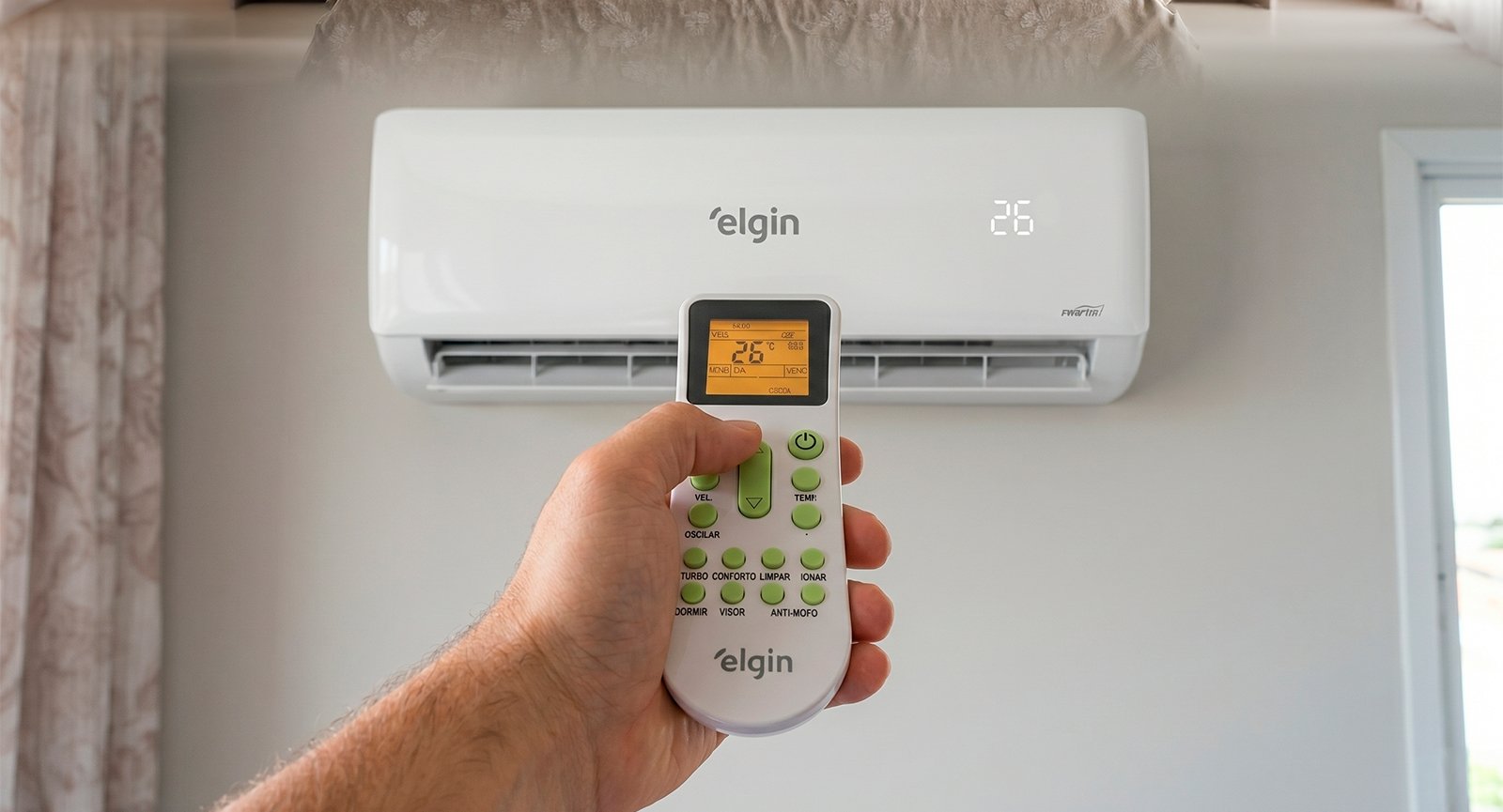 Mão segurando controle remoto iluminado direcionado ao ar-condicionado Elgin exibindo temperatura 26 graus