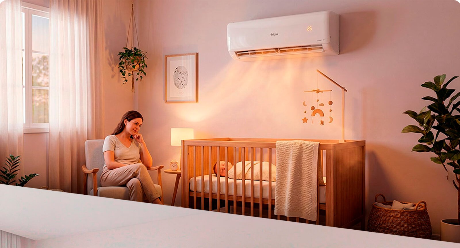 Mãe e bebê no berço com ar-condicionado Elgin Eco Inverter III branco  climatizando quarto.