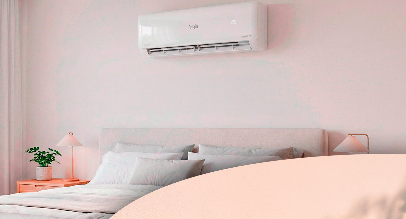 Ar-condicionado Elgin Eco Inverter III branco no quarto de casal com display invisível aceso.