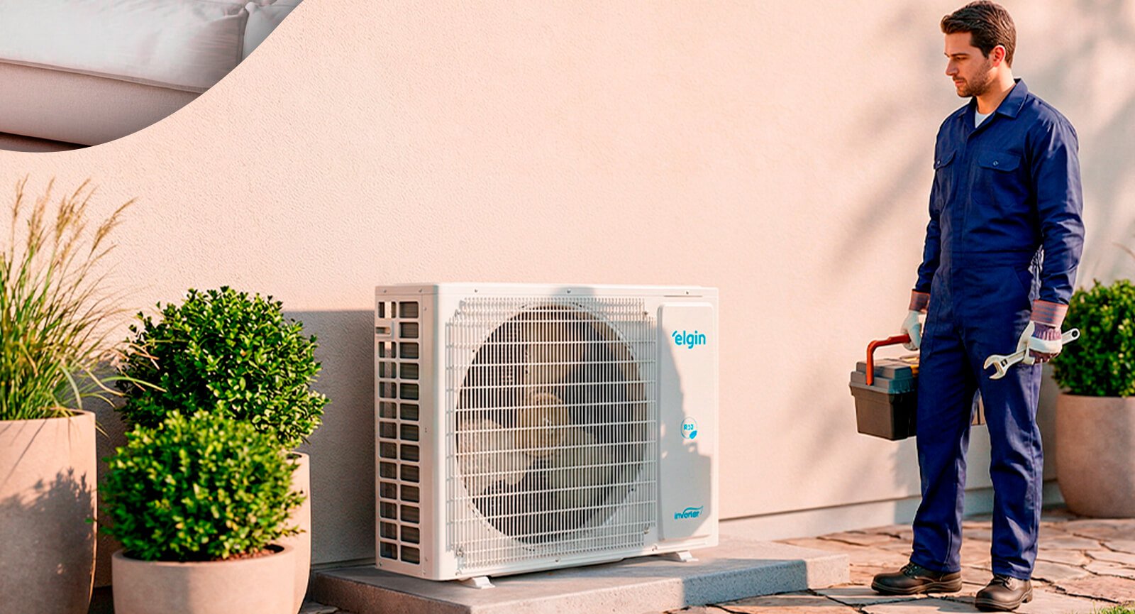 Técnico de instalação próximo à unidade externa do ar-condicionado Elgin Eco Inverter III.