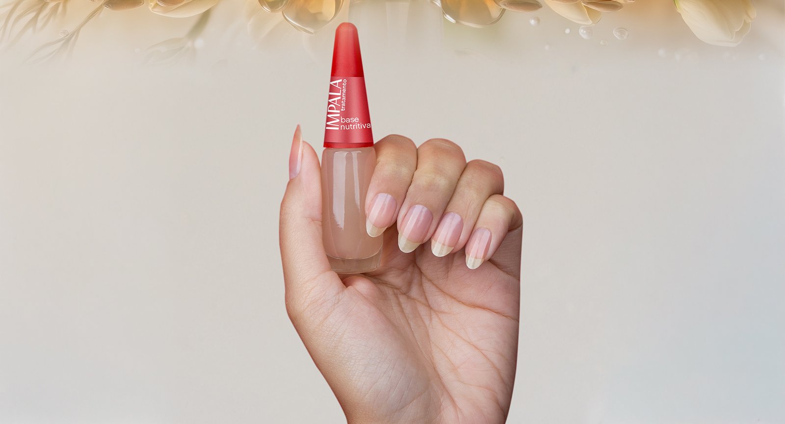 Mão segurando Base Nutritiva Impala Tratamento com aplicação em unhas naturais e longas