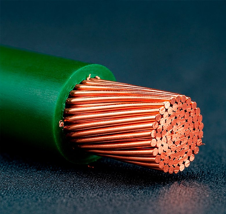 Detalhe em close do condutor de cobre nu e isolação verde do Cabo Flexível Corfio 2,5mm