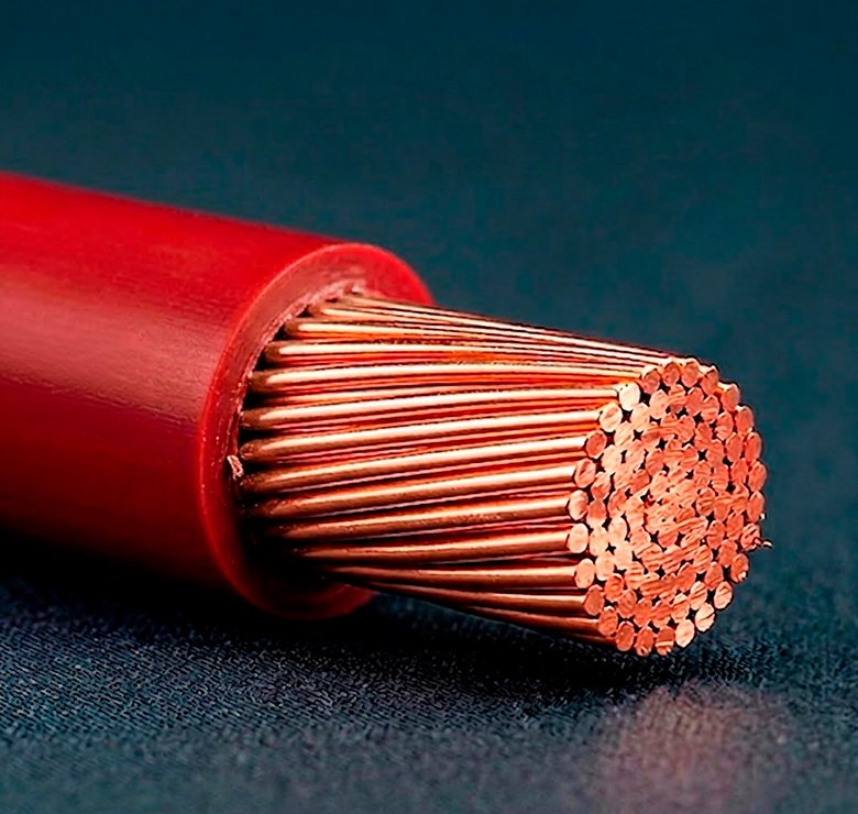 Detalhe em close do condutor de cobre nu e isolação vermelho do Cabo Flexível Corfio 2,5mm