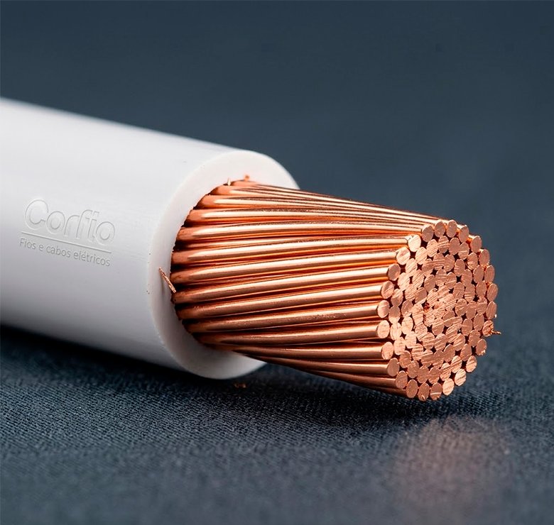 Detalhe em close do condutor de cobre nu e isolação branca do Cabo Flexível Corfio 2,5mm