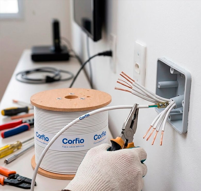 Eletricista instalando Cabo Flexível Corfio branco 2,5mm em caixa de passagem de alvenaria