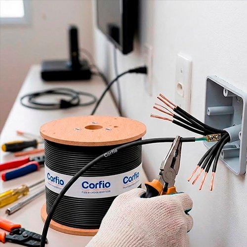 Eletricista instalando cabo flexível Corfio preto 2,5mm em caixa de passagem