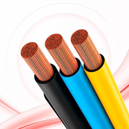 Eletricista conectando cabo PP Condumig 3X1,5mm em quadro de distribuição de obra