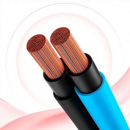 Eletricista conectando cabo PP Condumig 2X4mm em quadro de distribuição de obra