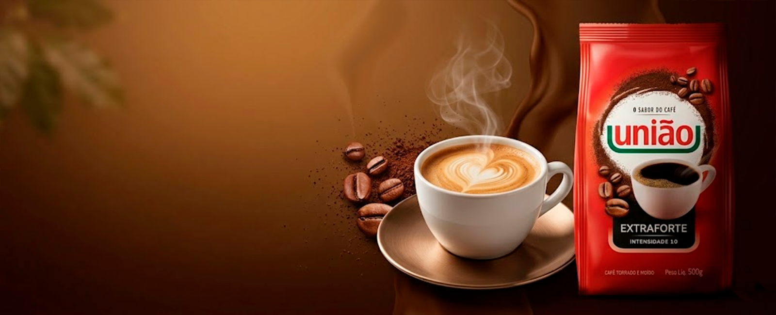 Detalhe de grãos de café torrados e café moído com textura intensa da marca União