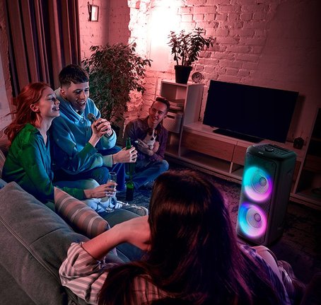 Amigos cantando no microfone com Caixa de Som Philips Party Speaker em momento de lazer