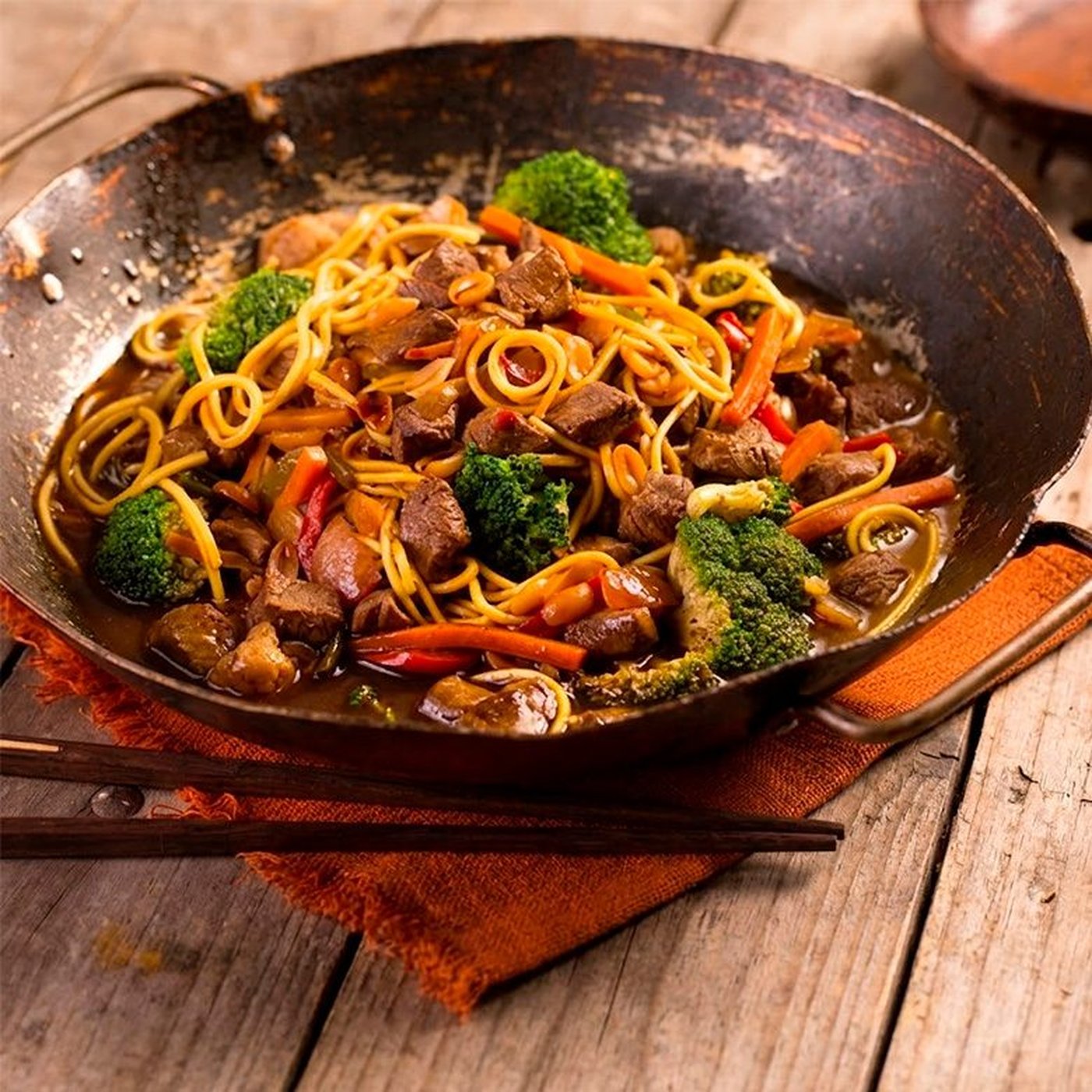 Macarrão com carne e legumes preparado com caldo de carne
