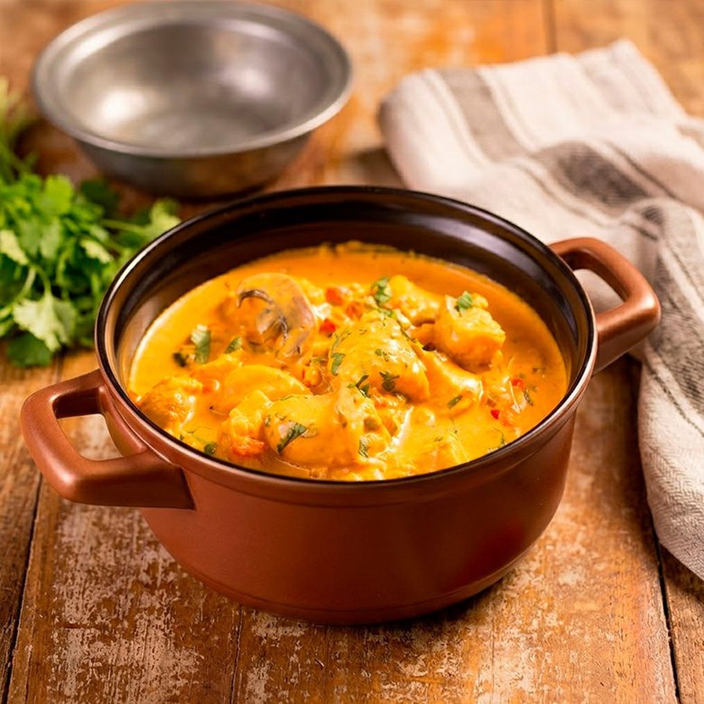 Preparação com caldo de galinha em cozinha profissional