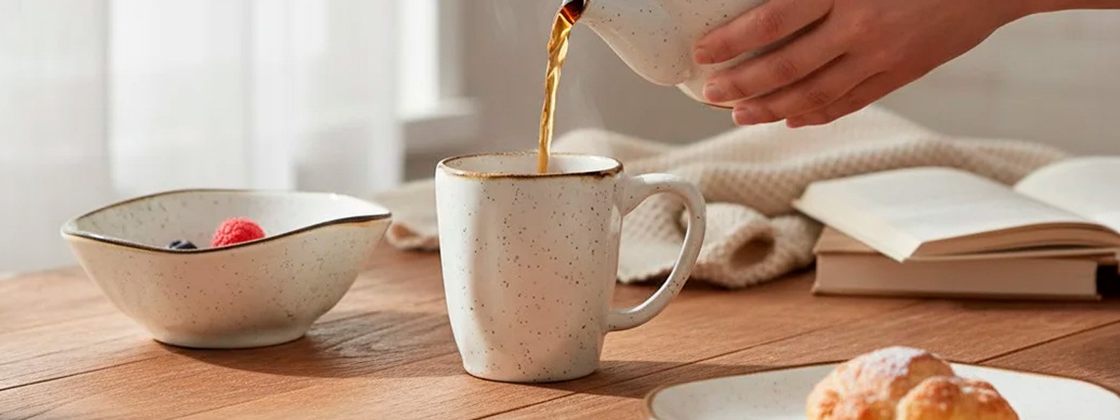 Café sendo servido em caneca Oxford Ryo Maresia cerâmica com pigmentação e filete reagente