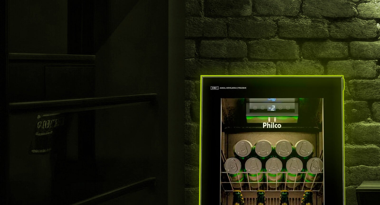 Cervejeira Philco PCV09A 96L em ambiente de bar com parede de tijolos  