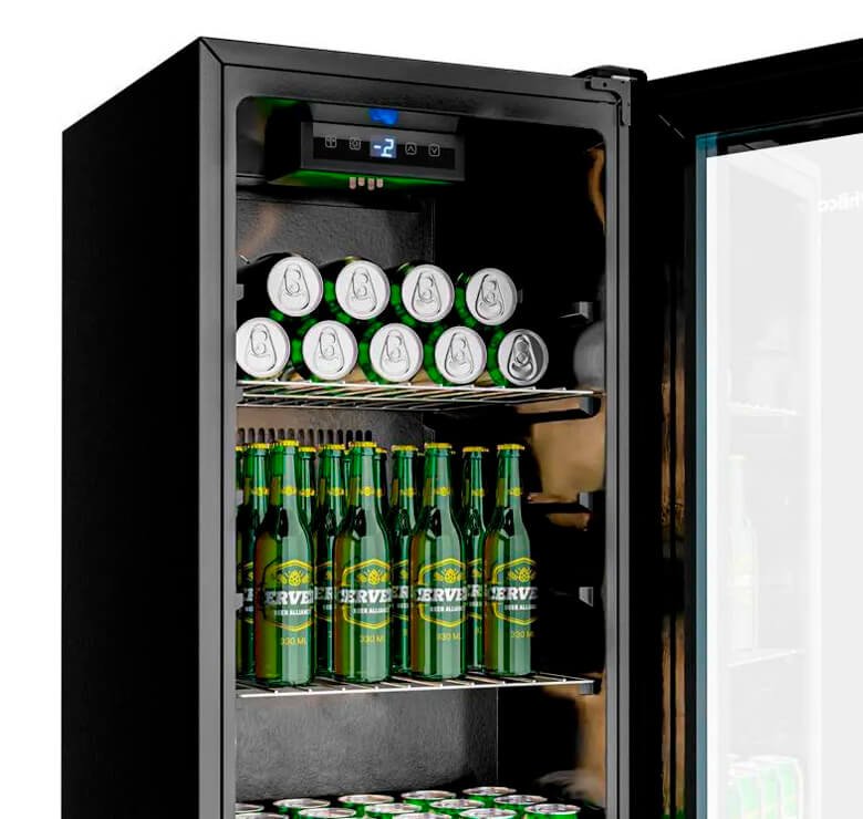 Interior da Cervejeira Philco PCV09A 96L com latas e long necks organizadas