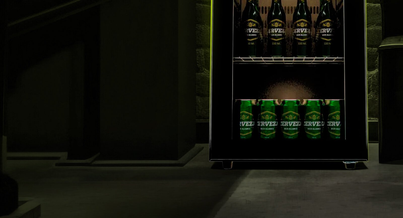 Cervejeira Philco PCV09A com garrafas e latas em prateleiras iluminadas