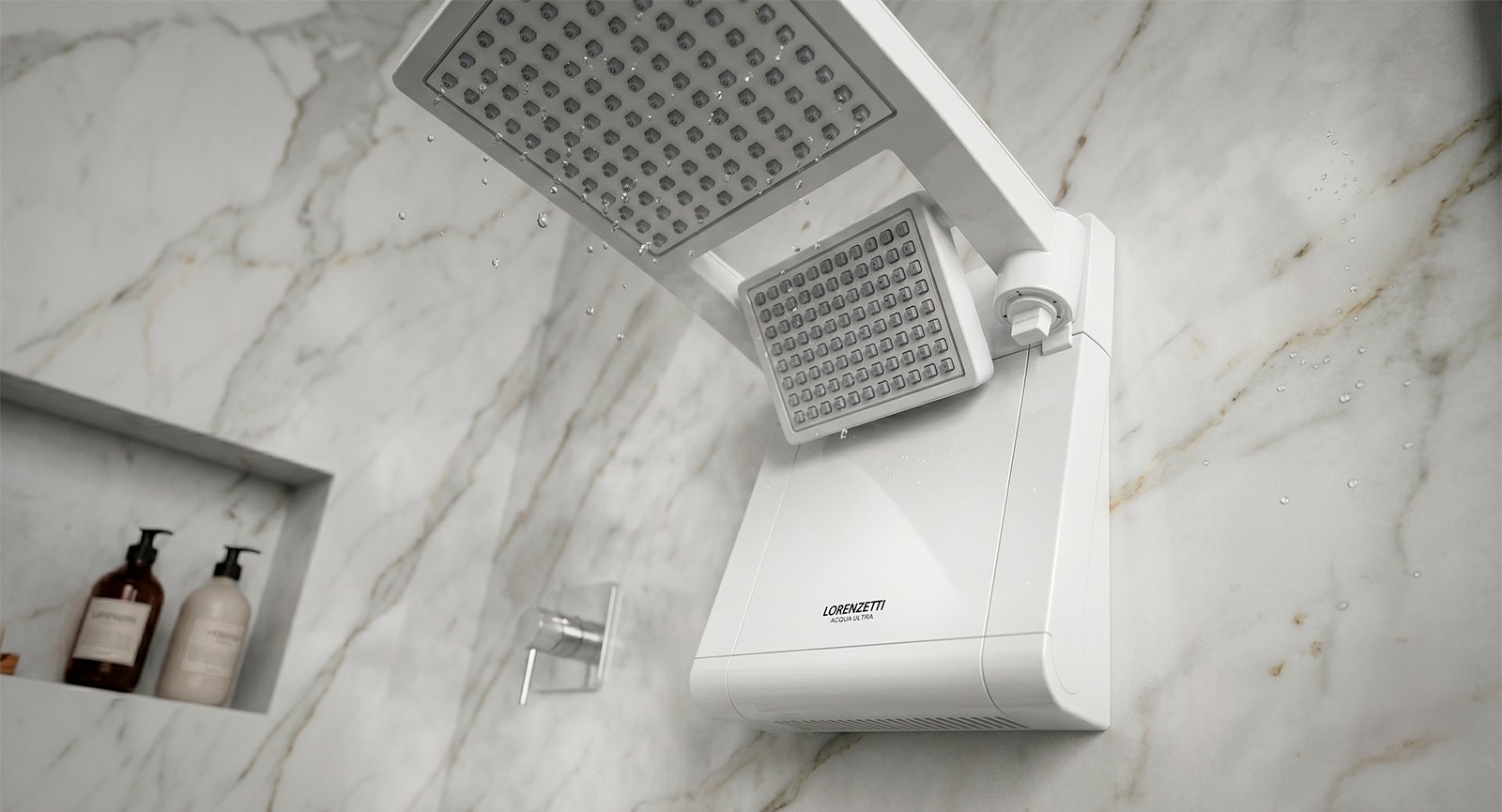 Chuveiro híbrido Lorenzetti Acqua Duo Flex branco instalado em parede de mármore com gotas de água.