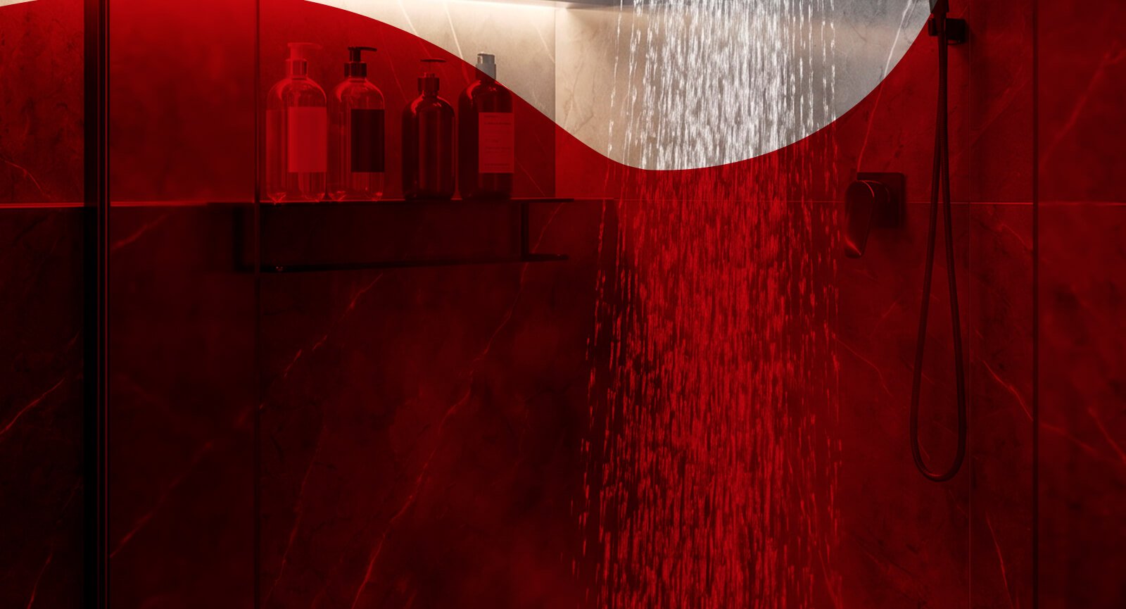 Água fluindo do chuveiro Lorenzetti Acqua Star Ultra preto em banheiro escuro com prateleira e cosméticos.