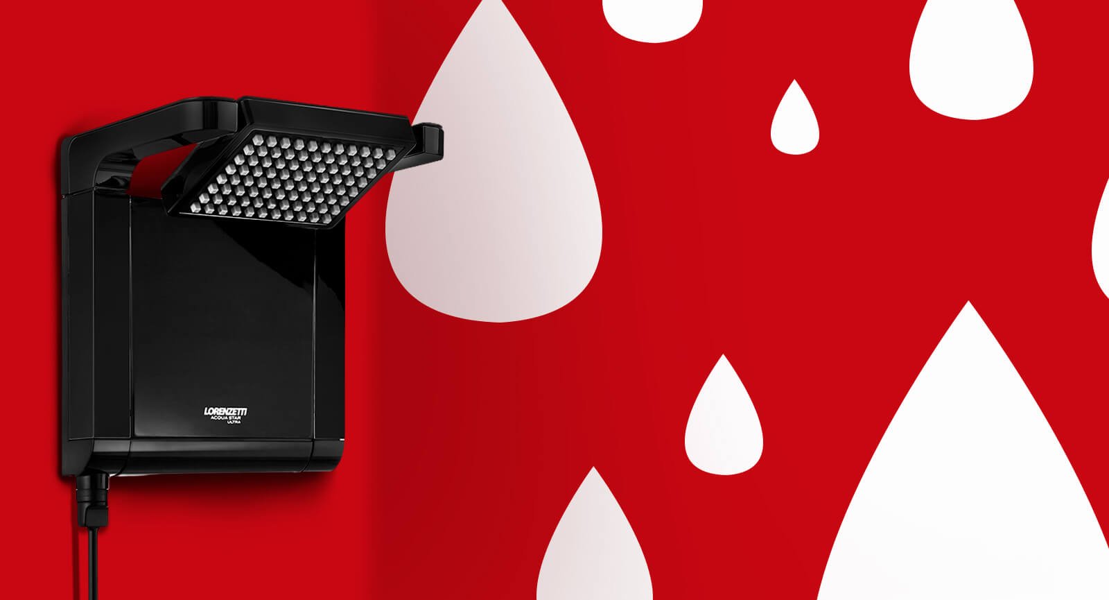 Chuveiro Lorenzetti Acqua Star Ultra preto em fundo vermelho com gotas brancas. Destaque no espalhador.
