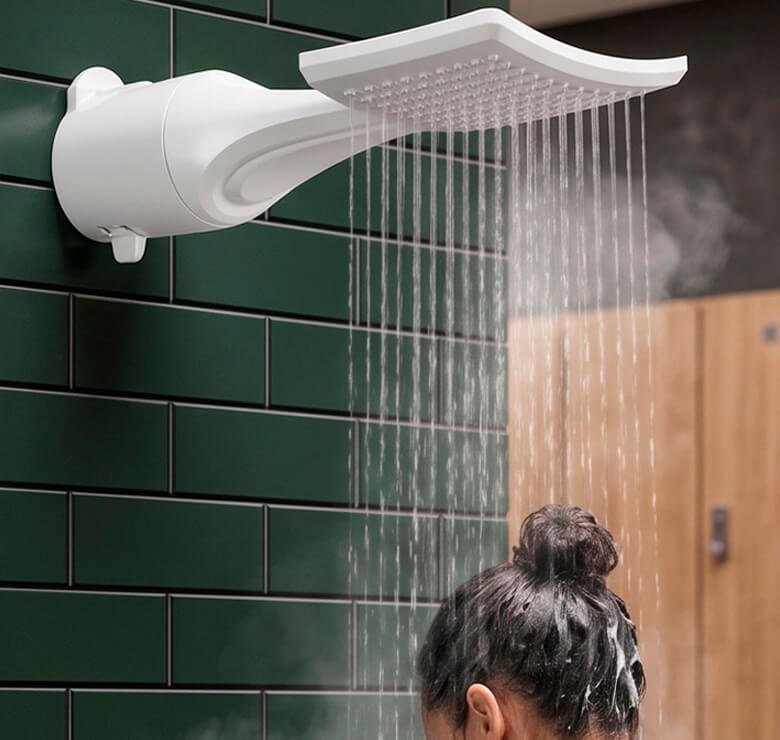 Mulher banho quente chuveiro Lorenzetti branco vapor água azulejos verdes