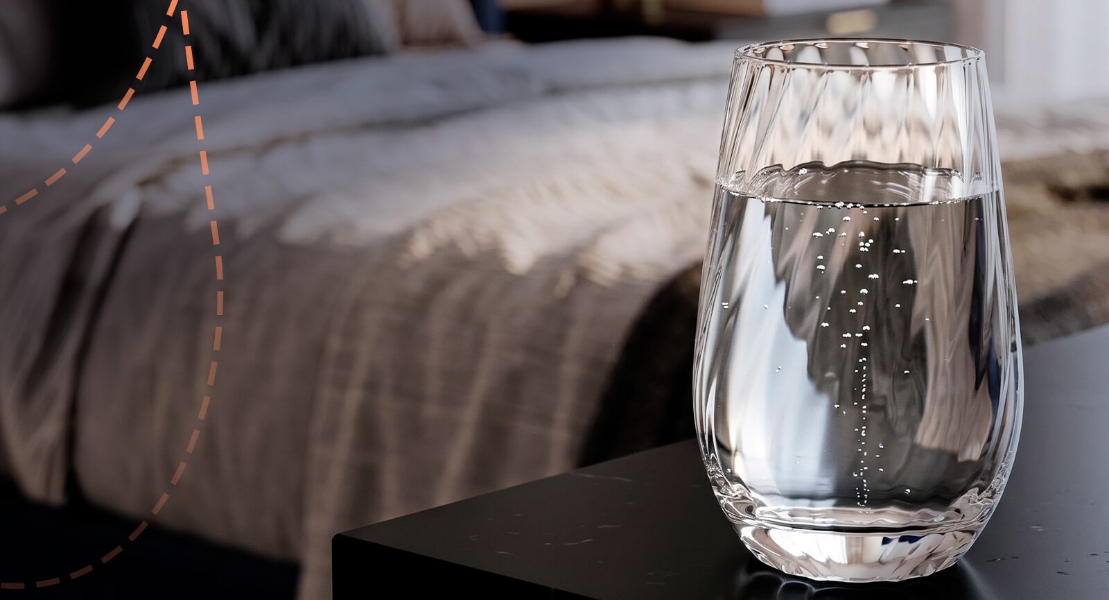 Copo Nadir Ravena 480ml vidro com água sobre mesa escura com quarto desfocado ao fundo