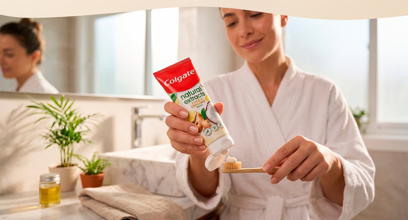 Mulher no banheiro aplicando Creme Dental Colgate Natural Extracts Detox em escova de bambu