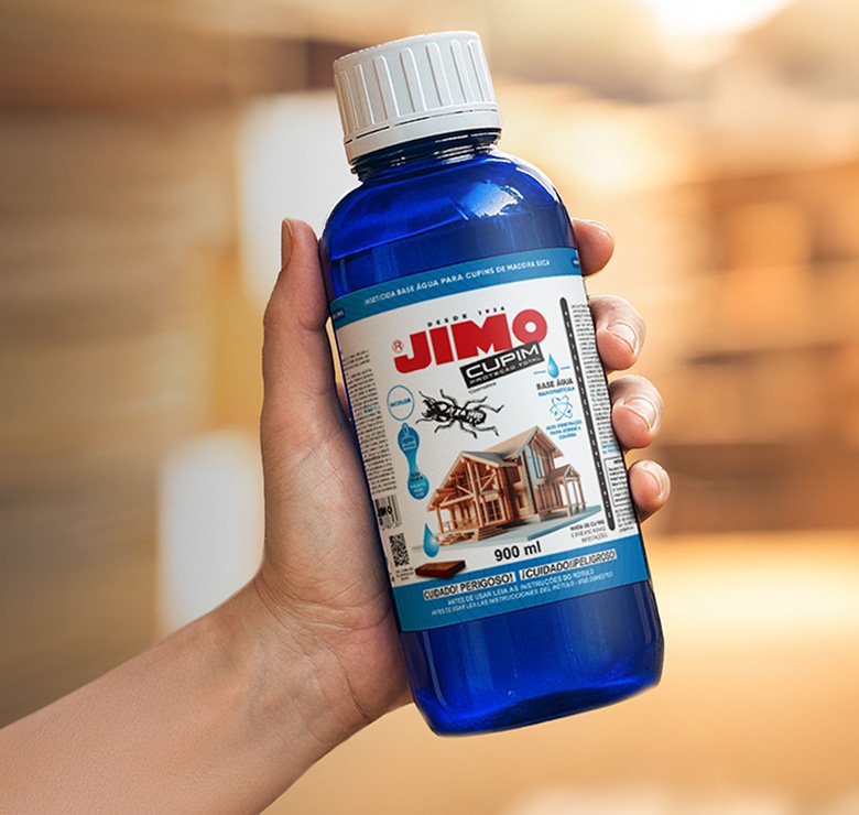Mão segurando frasco de cupinicida Jimo Cupim Base Água 500ml em ambiente externo