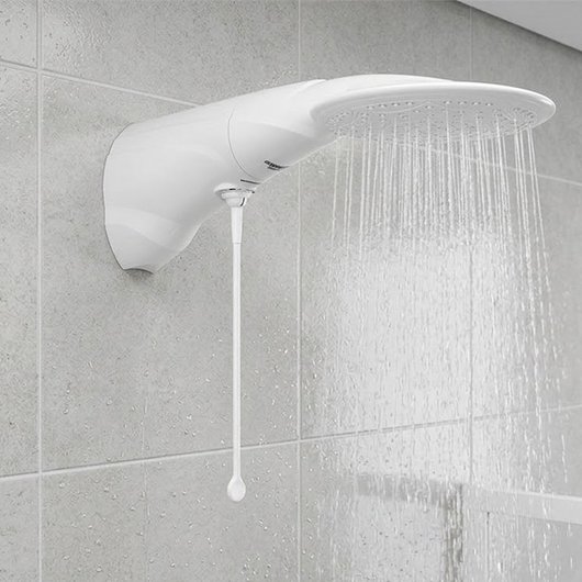 Banheiro com ducha elétrica instalada e acabamento discreto
