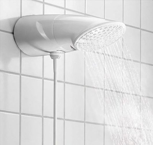Banheiro com ducha elétrica instalada e acabamento discreto