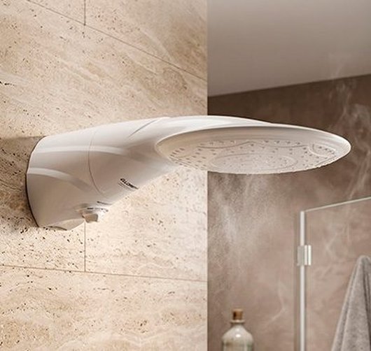 Banheiro com ducha elétrica instalada e acabamento discreto