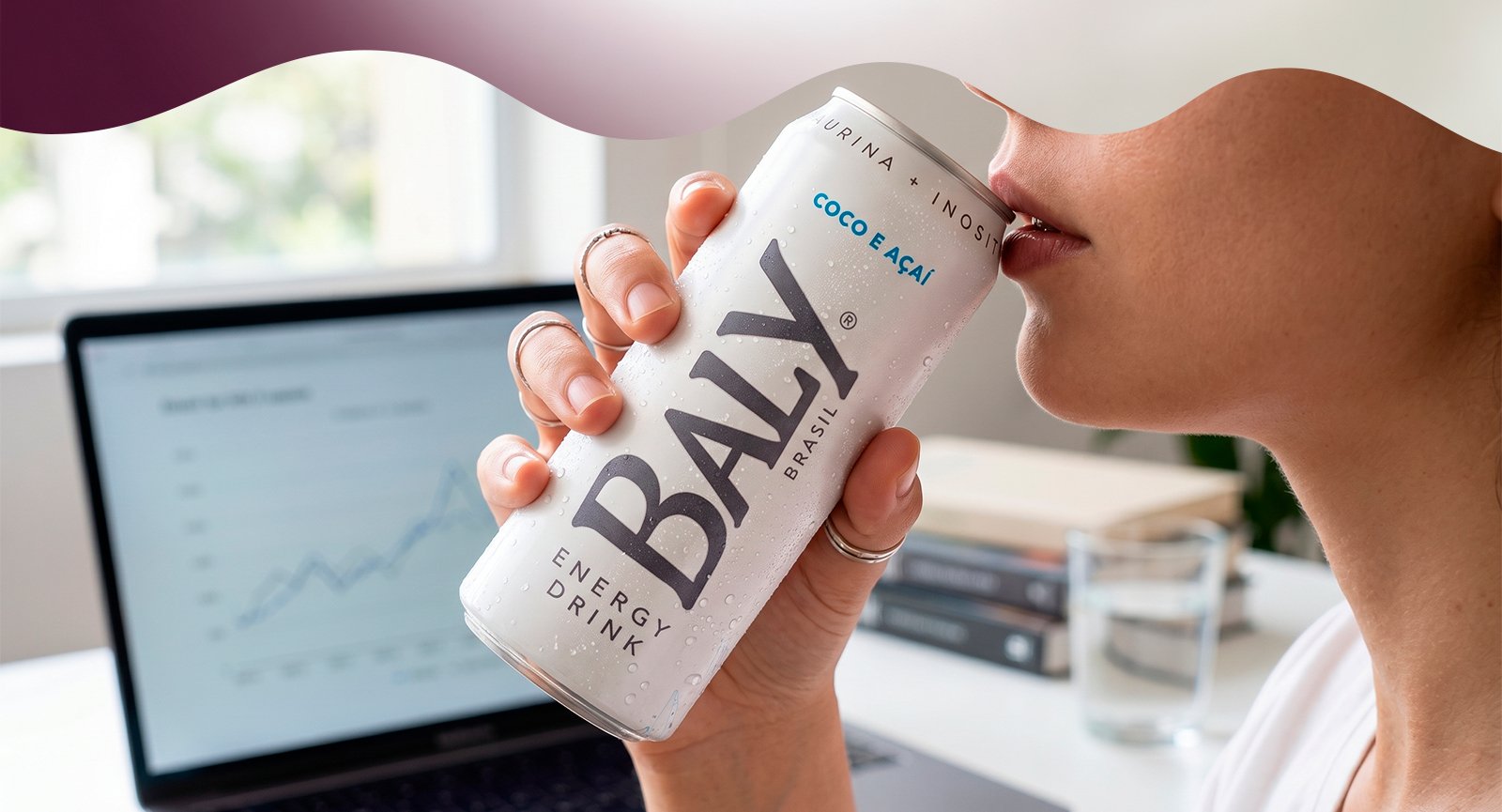Pessoa bebendo Energético Baly Coco e Açaí Lata 473ml em cenário lifestyle