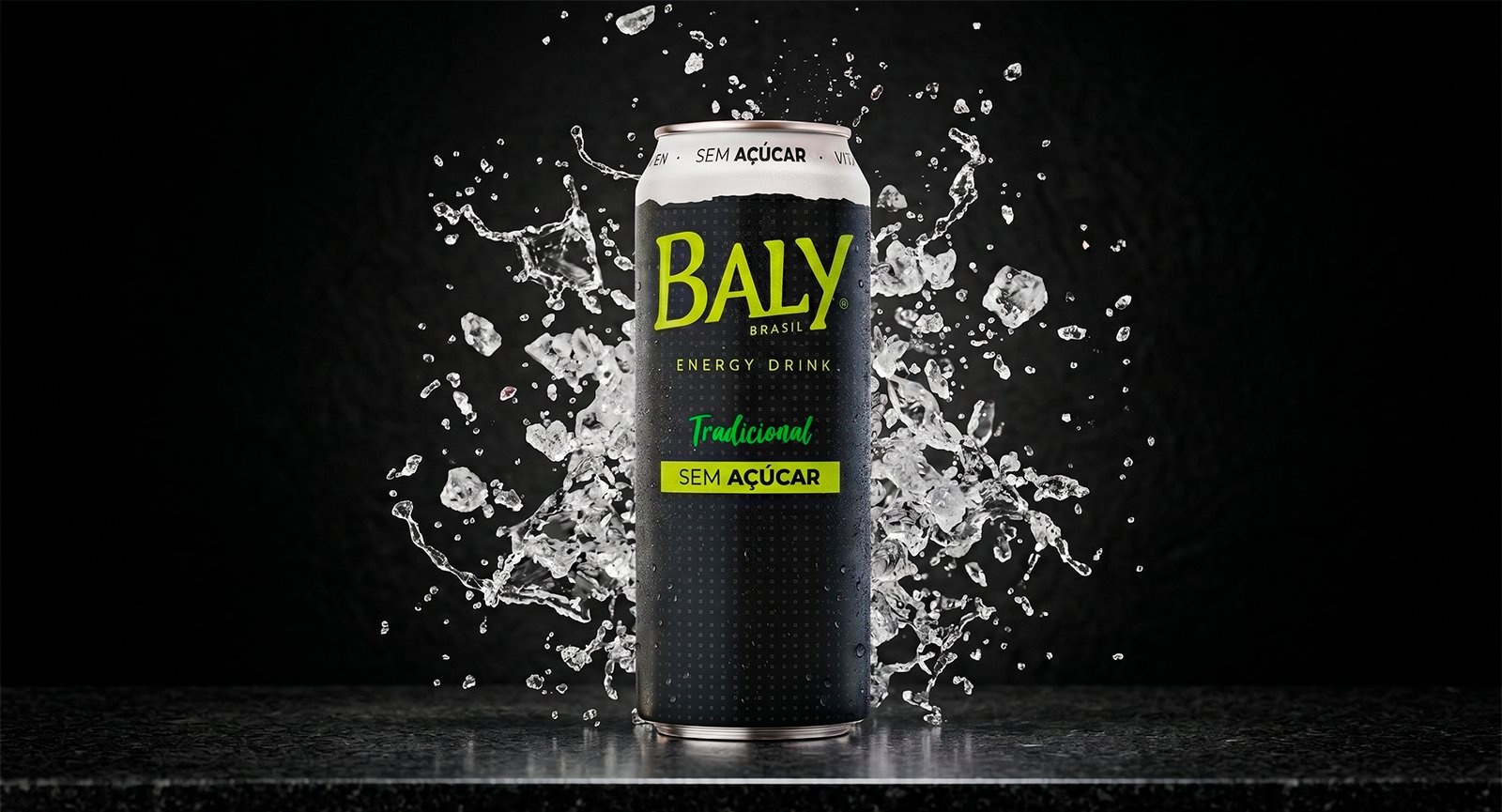 Energético Baly Tradicional Sem Açúcar lata 473ml com respingos de água e gelo em fundo escuro