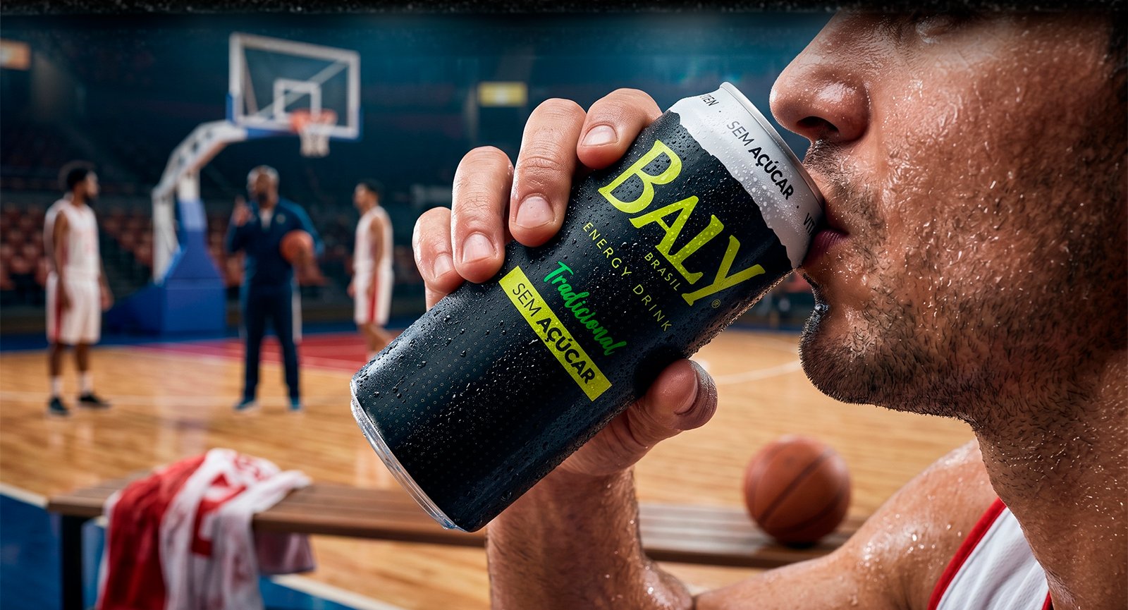 Homem suado bebendo Energético Baly Tradicional Sem Açúcar lata em quadra de basquete lifestyle