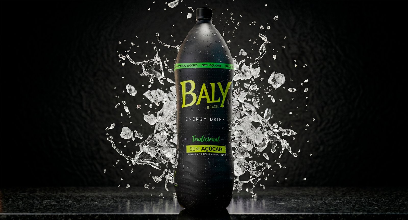 Energético Baly Tradicional Sem Açúcar Pet 2L com respingos de água e gelo em fundo escuro