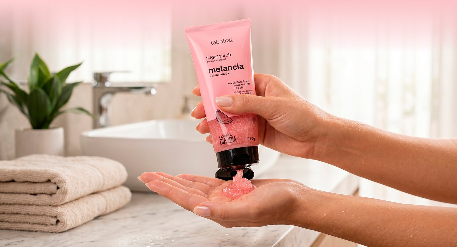 Pessoa aplicando Esfoliante Sugar Scrub Melancia Labotrat no braço em ambiente de banheiro