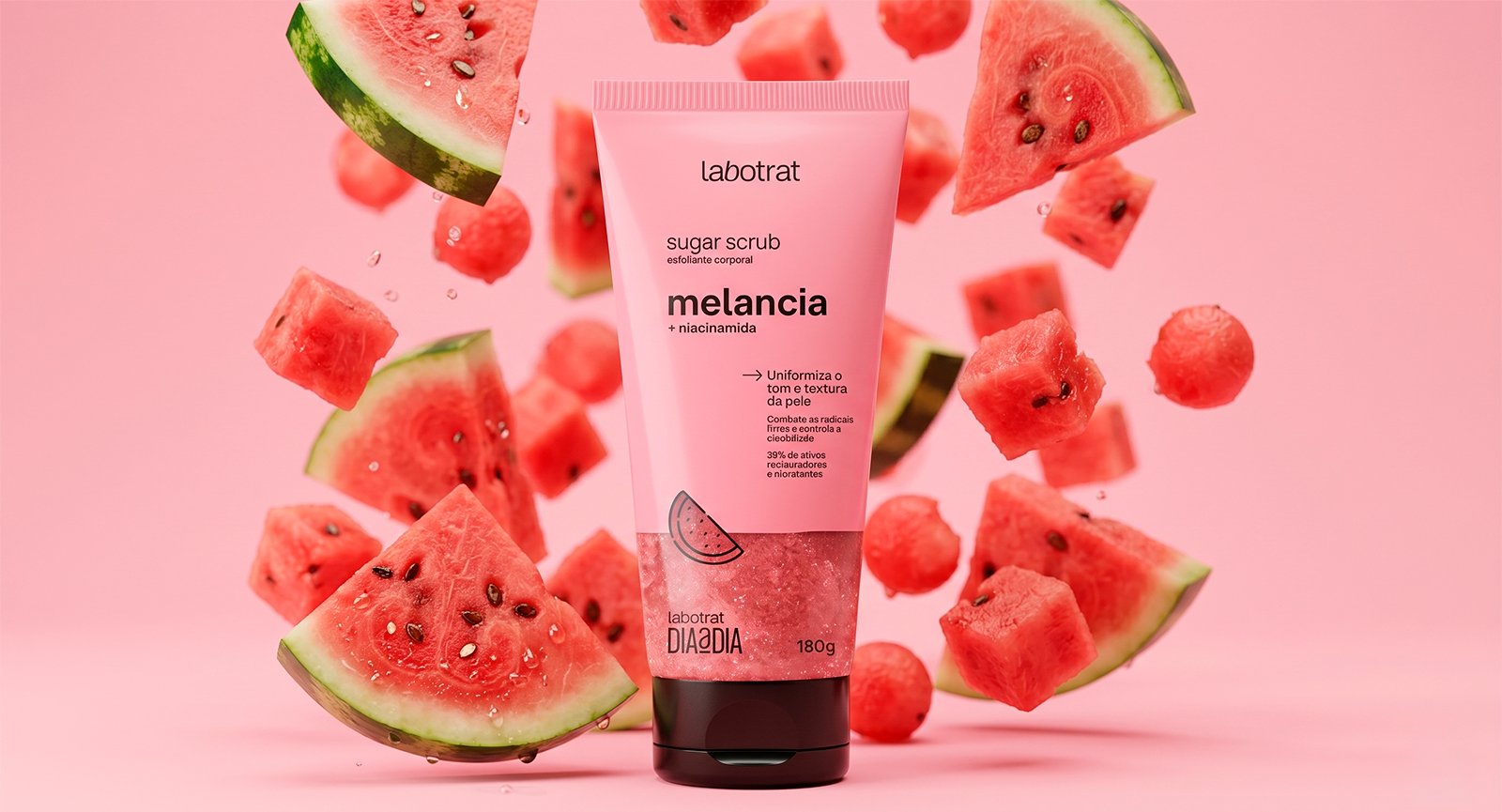 Esfoliante Sugar Scrub Melancia Labotrat 180g entre fatias de fruta Melancia e fundo rosa