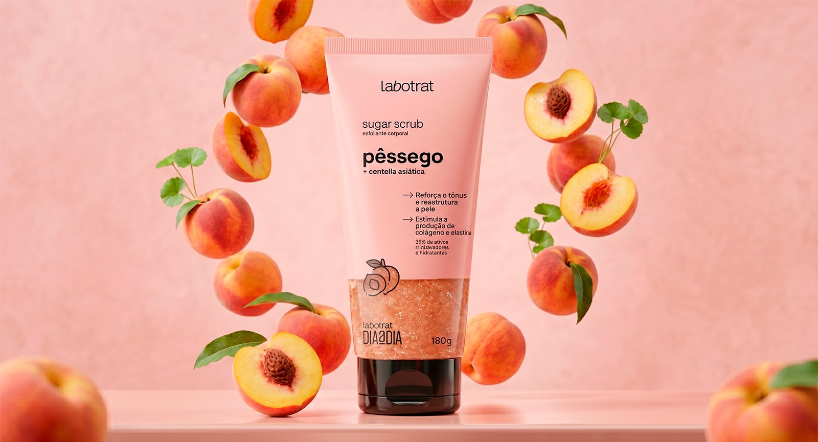 Esfoliante Sugar Scrub Pêssego Labotrat 180g entre fatias de fruta Pêssego e fundo rosa