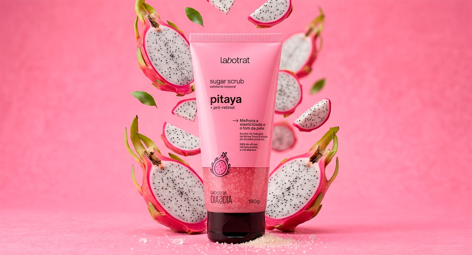 Esfoliante Sugar Scrub Pitaya Labotrat 180g entre fatias de fruta pitaya e fundo rosa