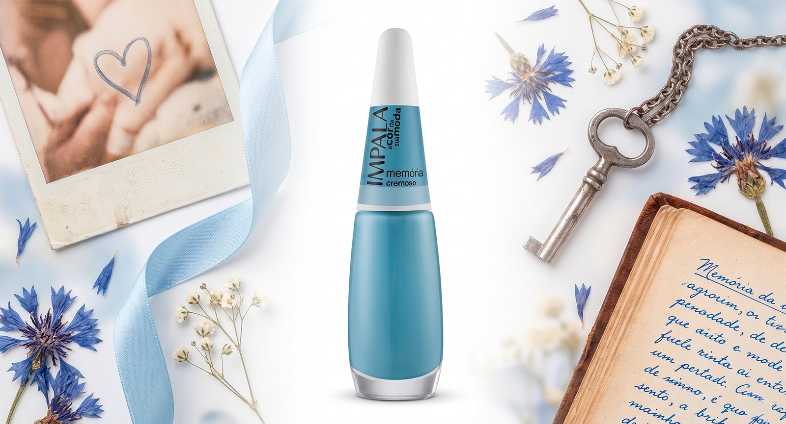 Esmalte Impala Memória azul claro acinzentado em cenário nostálgico com foto e diário