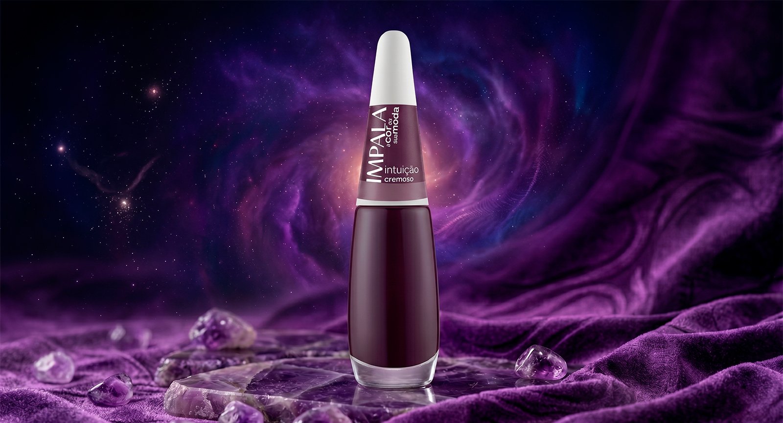 Esmalte Impala A Cor da Moda Intuição cremoso 7,5ml em cenário cósmico com ametistas e fundo roxo