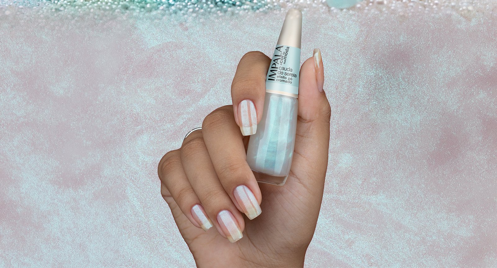 Mão segurando Esmalte Impala Cauda de Sereia efeito pó cromado aplicação unhas longas