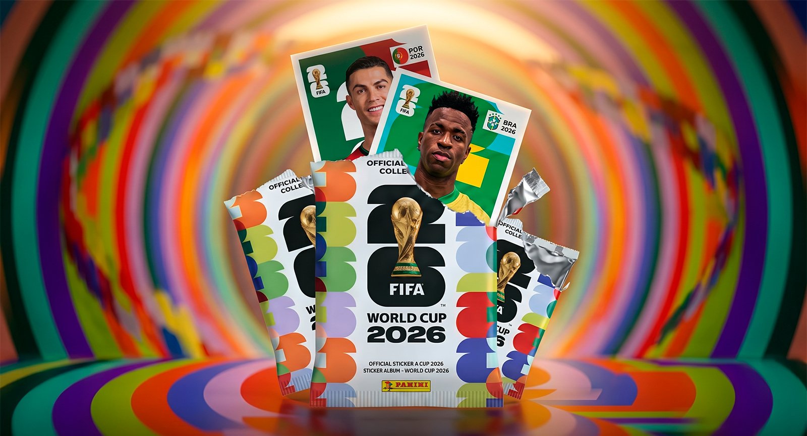 Envelopes figurinhas Panini Copa Mundo 2026 abertos com cromos de Cristiano Ronaldo e Vinicius Jr fundo colorido