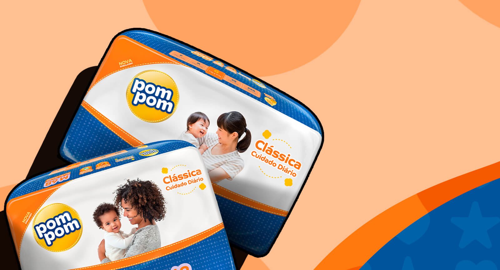 Duas embalagens fralda Pom Pom Clássica em ângulo mãe e bebê sorrindo