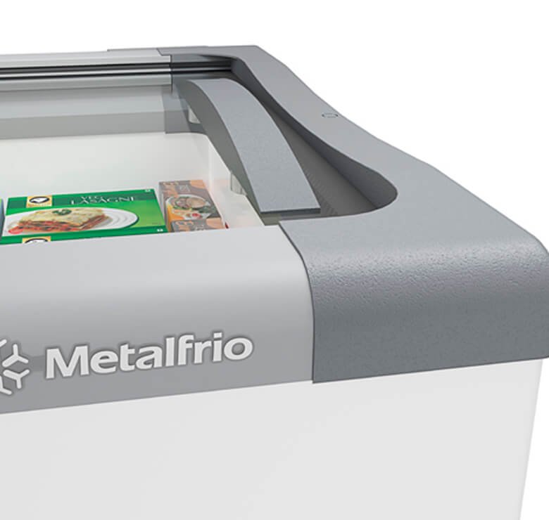 Detalhe do puxador ergonômico e tampa de vidro do expositor MetalFrio NF55S com congelados.